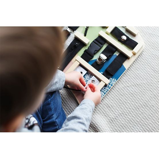 Vzdělávací tabule s přezkami, sponami a šněrováním