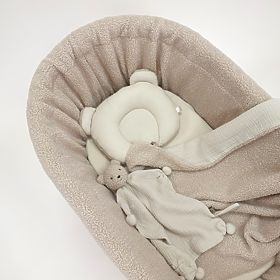 Proutěná Teddy postýlka pro miminko - bílá barva s béžovou výbavou